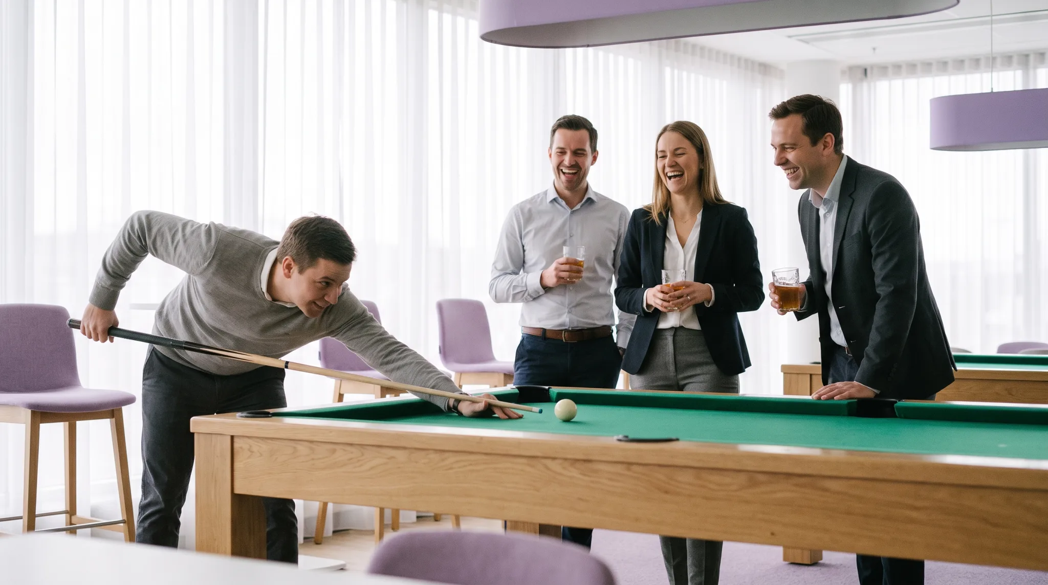 Freundesgruppe spielt Poolbillard in einem Billardsalon in Köln, einer stößt gerade an
