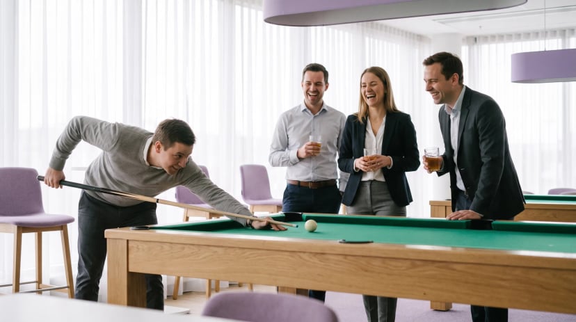 Freundesgruppe spielt Poolbillard in einem Billardsalon in Köln, einer stößt gerade an