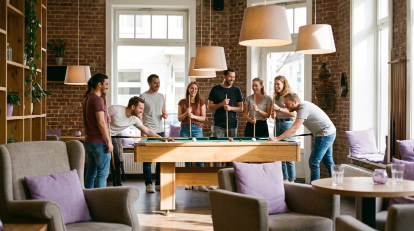 Freundesgruppe spielt Poolbillard in einem Billardsalon in Siegburg