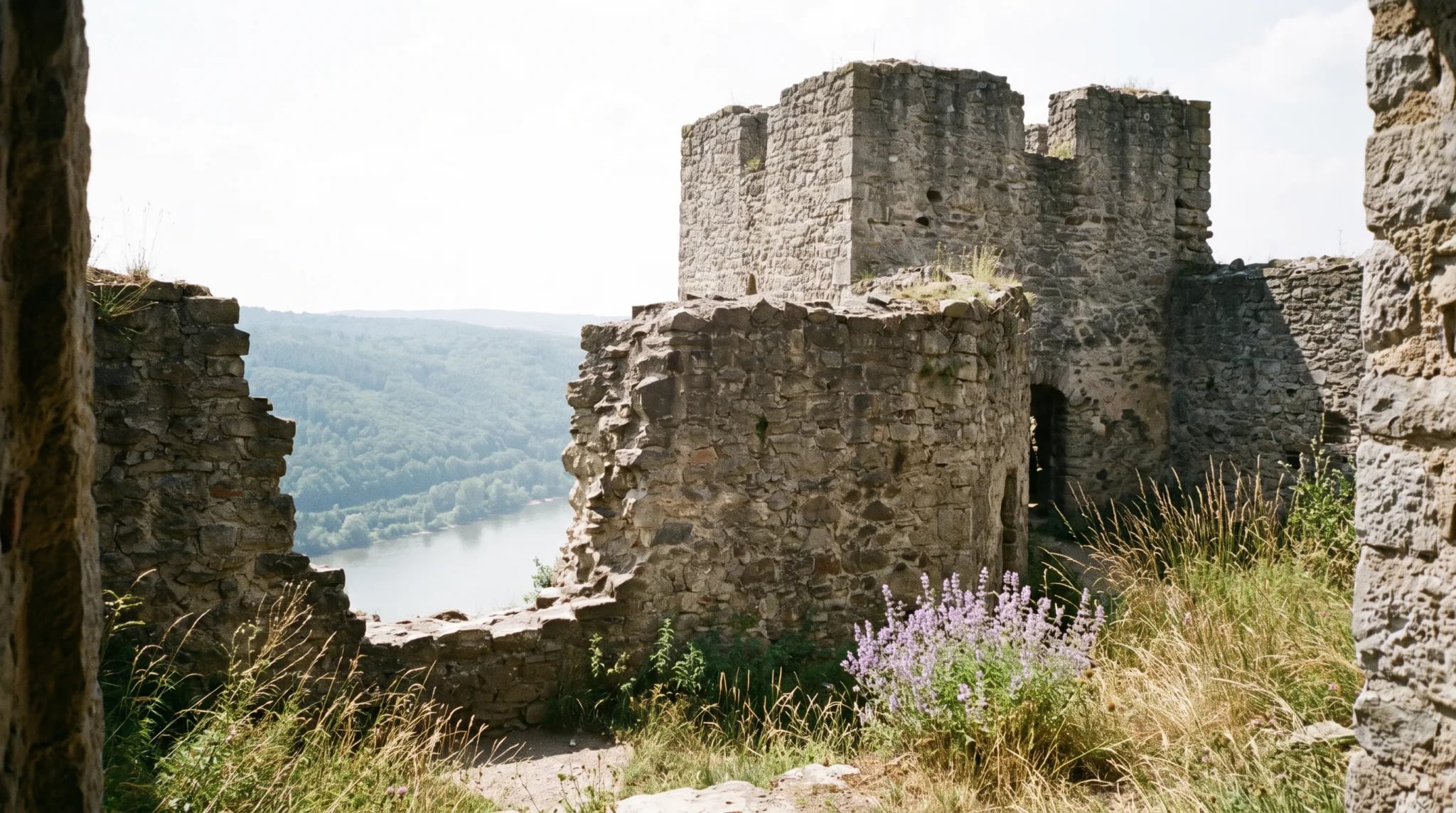 Bergfried einer Burgruine bei Bonn mit Blick über das Rheintal