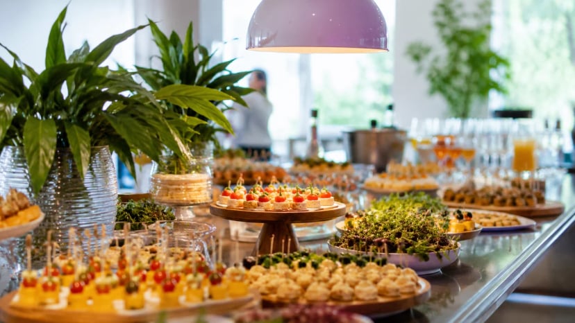 Catering Düsseldorf: Buffet mit frischen Speisen und Specialty Coffee für ein Firmenevent
