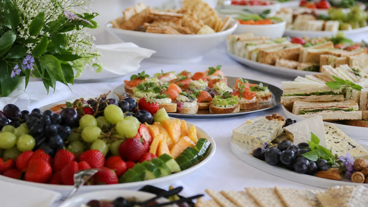 Liebevoll dekorierter Tisch mit frischem Buffet und Torte als Beispiel für Catering Königswinter