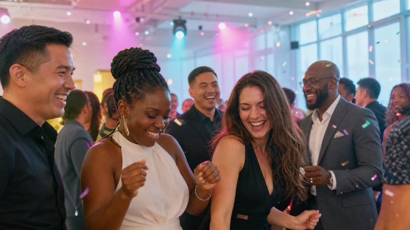 Gäste tanzen und lachen bei einer bunten privaten Party in einem Club, Beispiel für einen Club zum Mieten