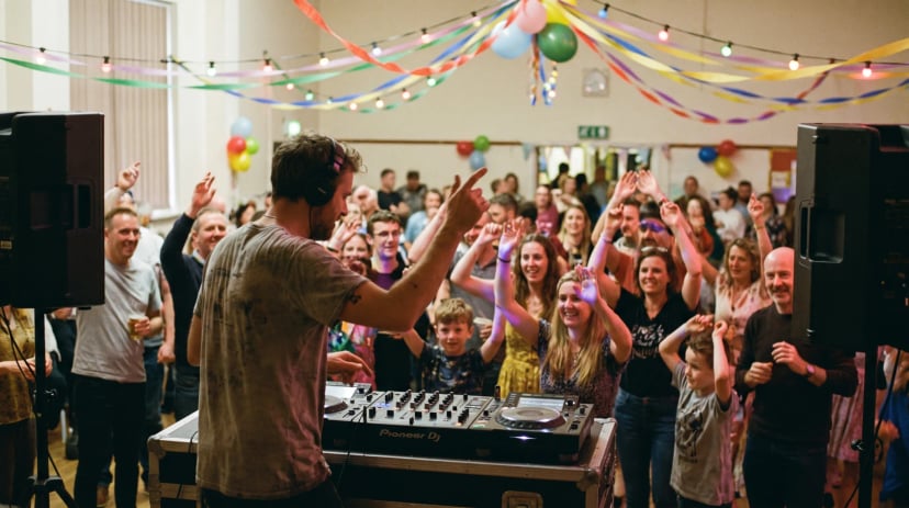 DJ legt bei einer Feier in Bonn auf, während Gäste tanzen