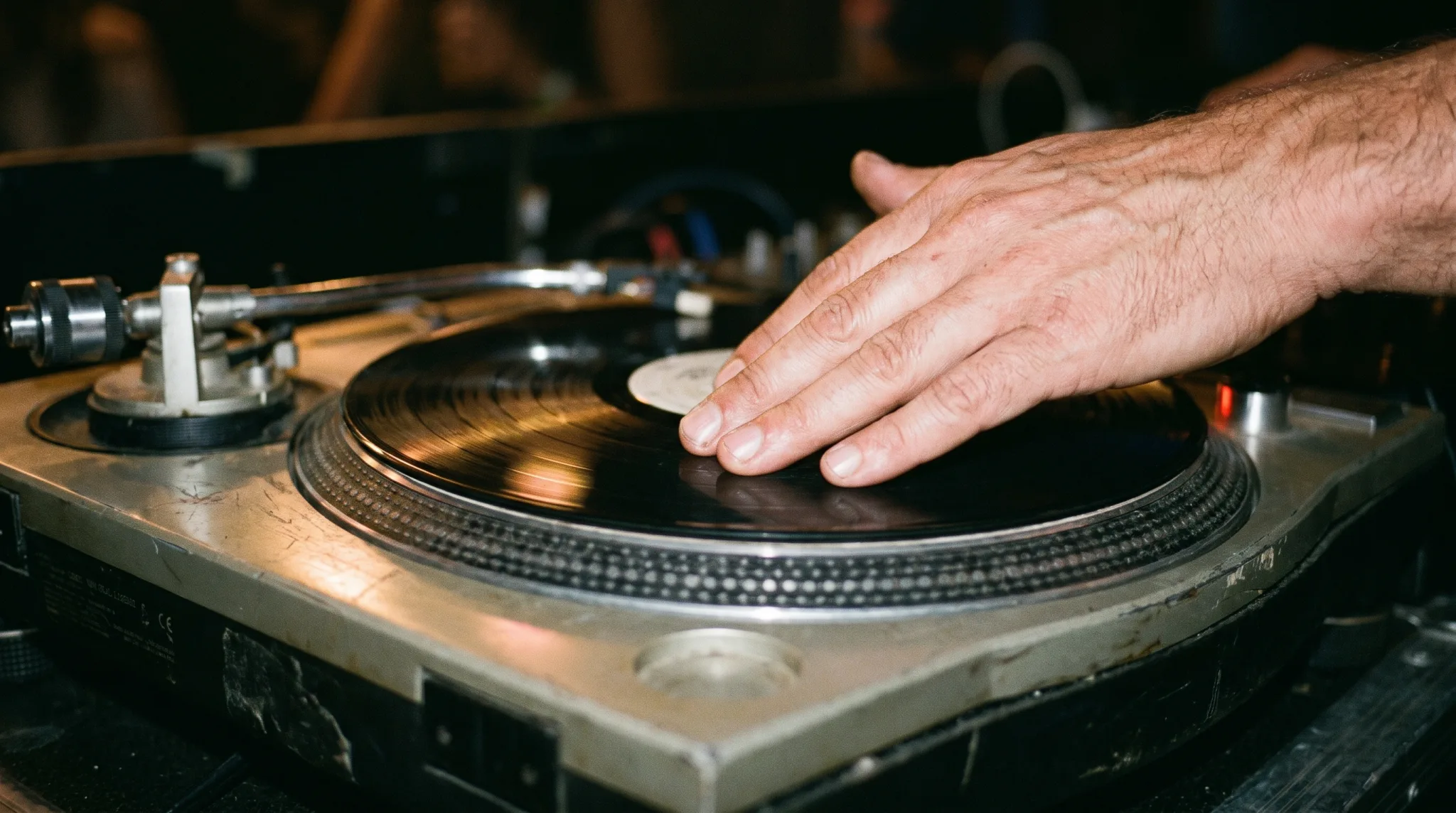 Mischpult und Kopfhörer eines DJs bei einem Event in Düsseldorf