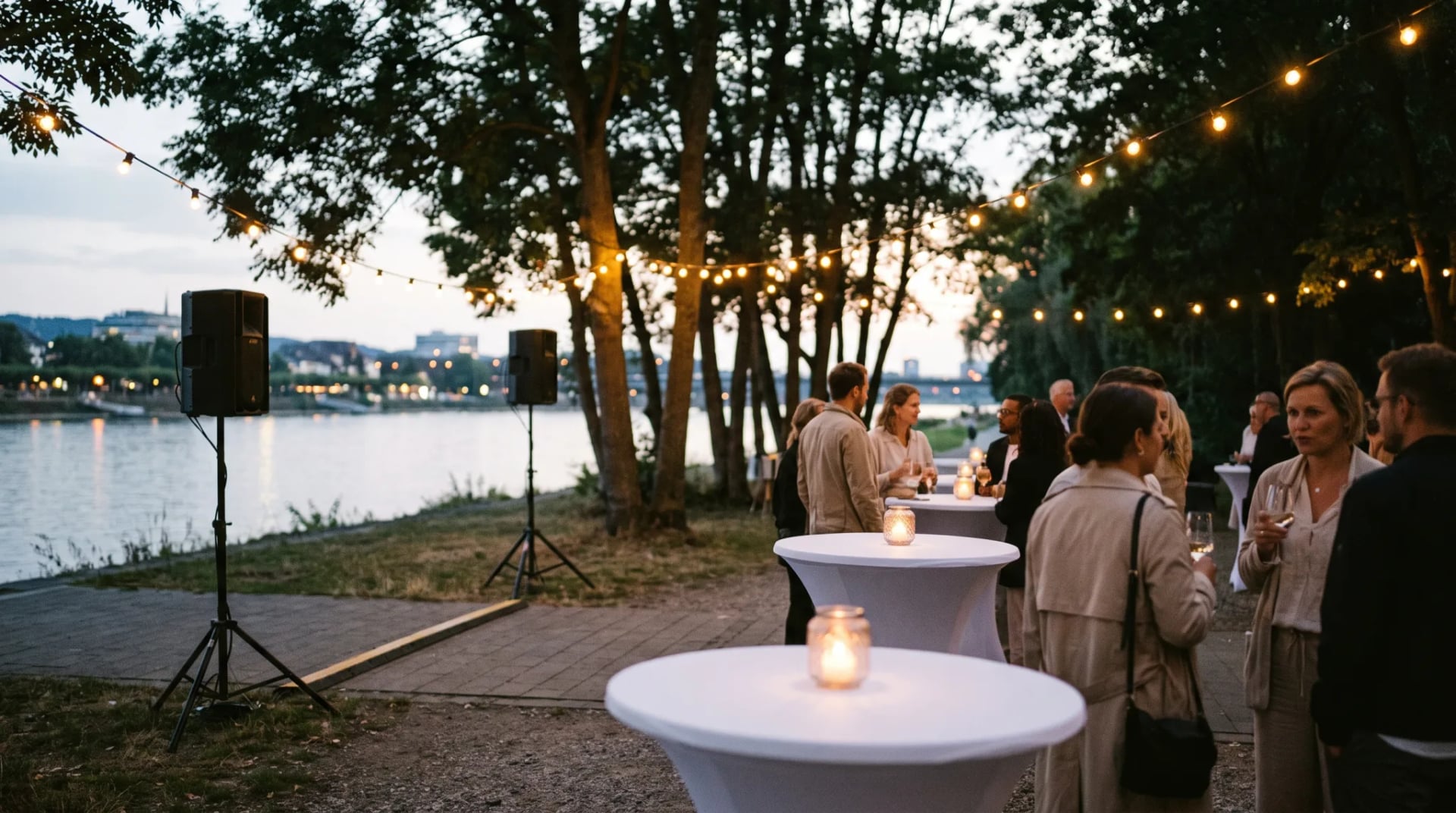 Gedeckte Stehtische und Zeltausstattung für ein gemietetes Event in Bonn