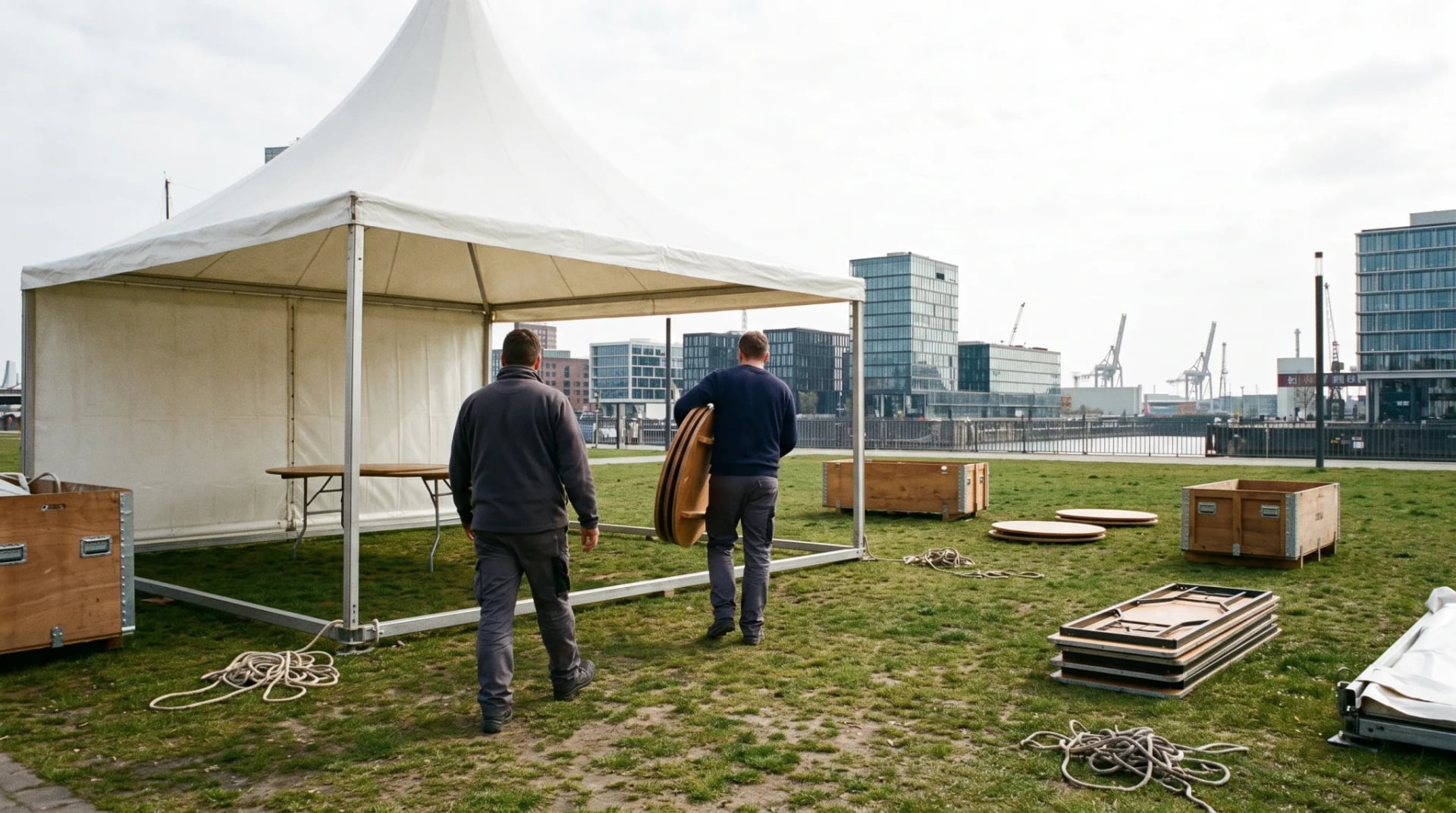 Gedeckte Stehtische und Loungemöbel als gemietete Eventausstattung bei einem Firmenevent in Düsseldorf