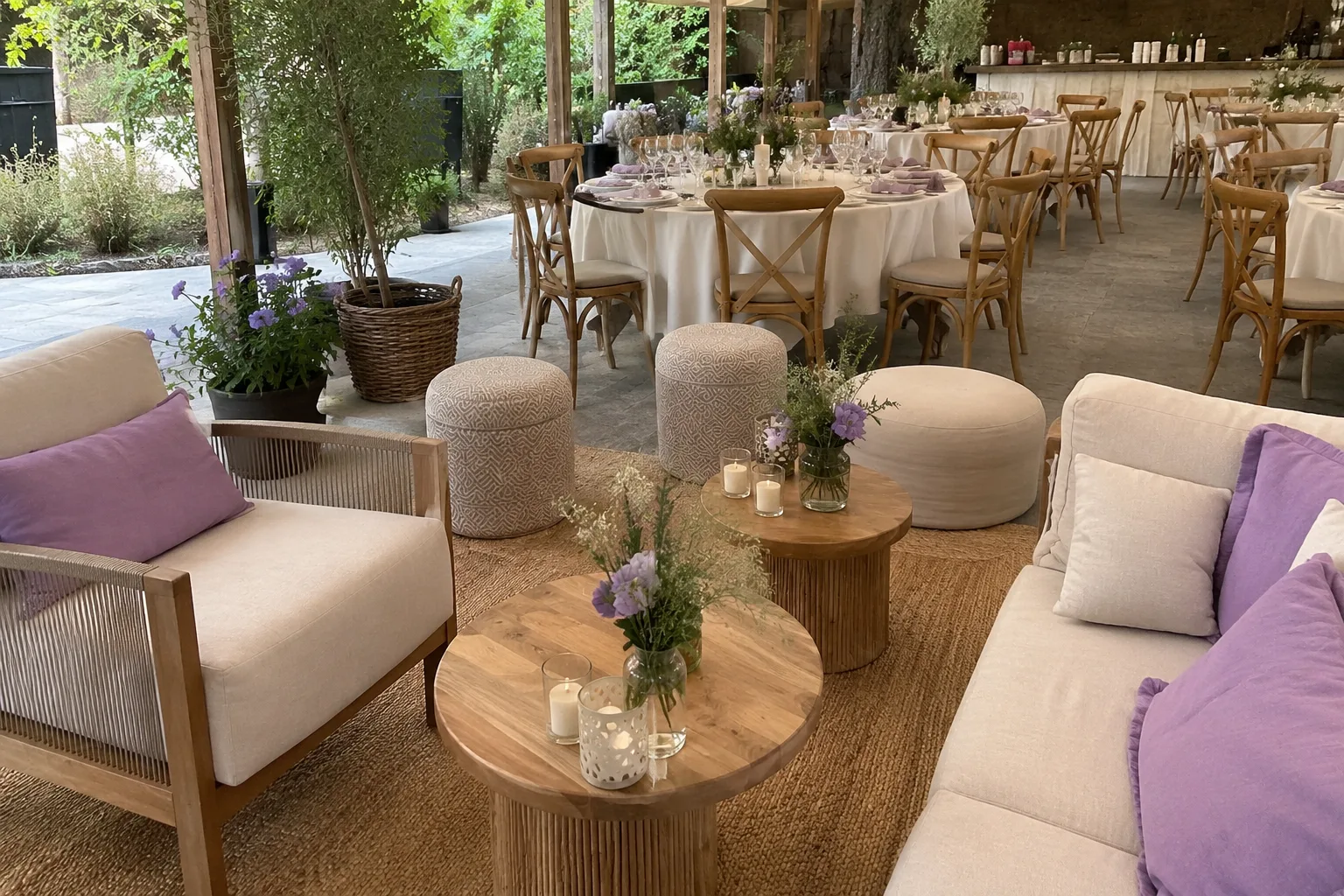 Stilvolle Eventausstattung mit Loungemöbeln, lila Akzentkissen und festlich gedeckten Tischen für eine Veranstaltung in Engelskirchen