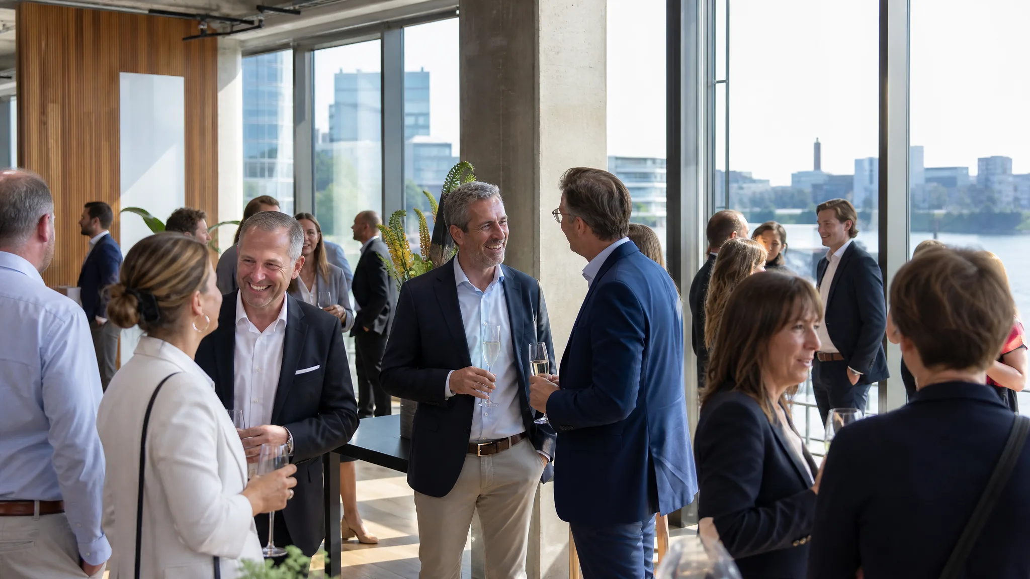 Empfang mit Gästen in einem modernen Loft mit Rheinblick, Beispiel für eine Eventlocation in Düsseldorf