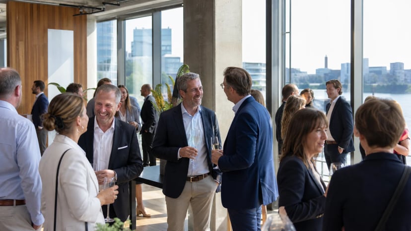 Empfang mit Gästen in einem modernen Loft mit Rheinblick, Beispiel für eine Eventlocation in Düsseldorf
