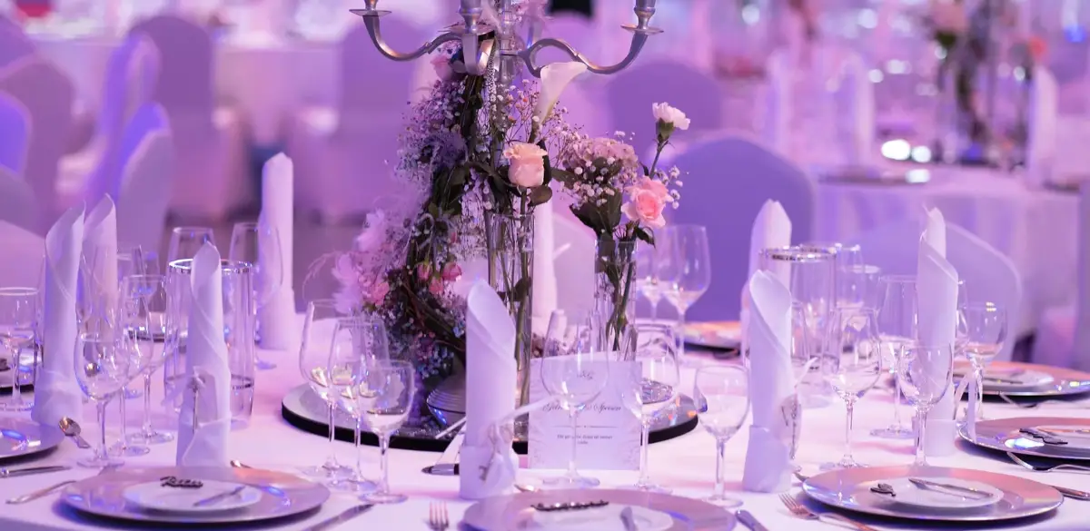 Eventlocation in Much mit eingedecktem Tisch, Blumenschmuck und stimmungsvoller Beleuchtung für Feiern