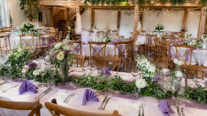 Moderne Eventlocation Troisdorf mit großem Saal, Bühne und Tanzfläche für Hochzeit und Firmenevents