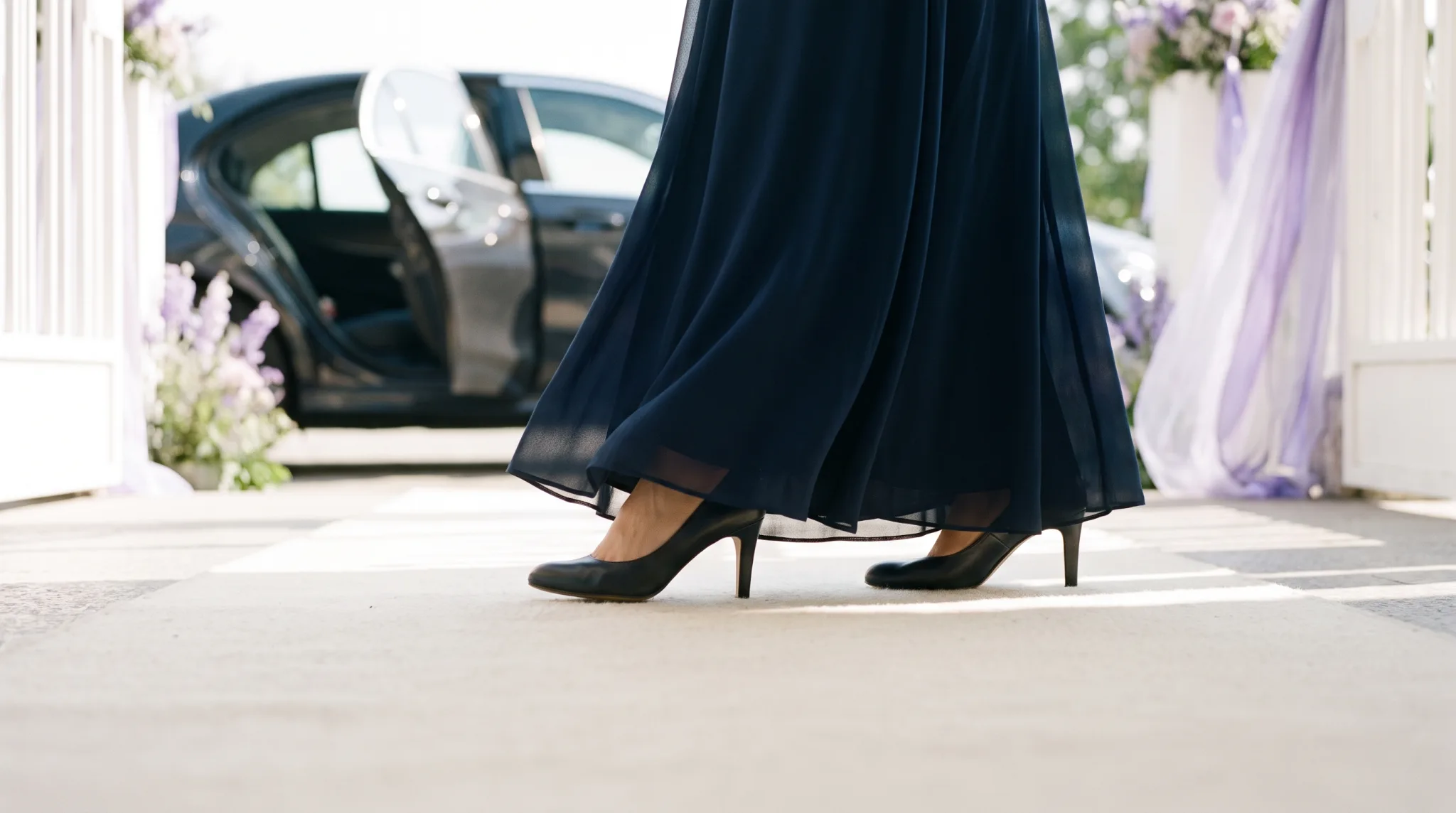 Detailaufnahme beim Aussteigen aus der Limousine auf einen hellen Teppichläufer in Düsseldorf