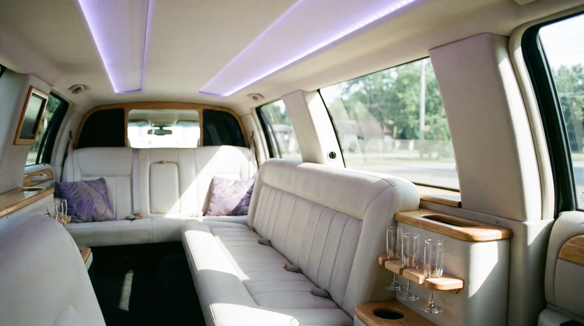 Innenraum einer Stretchlimousine mit heller Sitzbank und dezenter Lichtleiste in Siegburg
