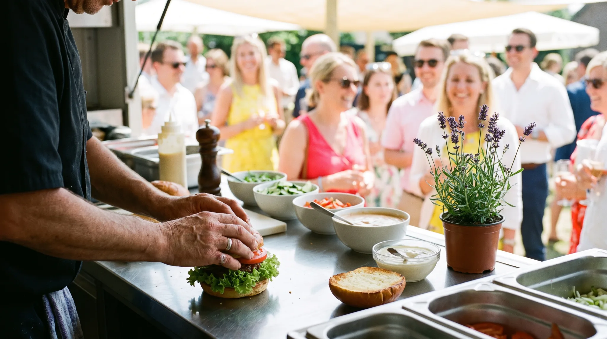 Burger und Streetfood auf einem Foodtruck-Tresen bei einer Feier in Köln