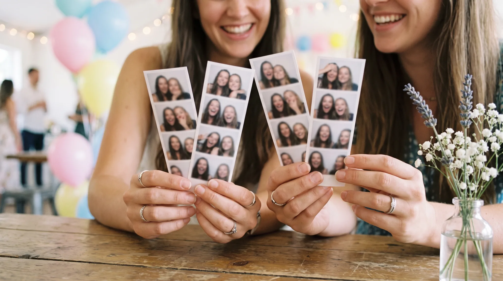Sofortdruck-Fotos und Requisiten einer Fotobox bei einem Event in Siegburg