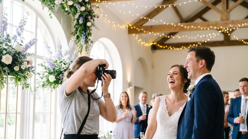 Hochzeitsfotograf fotografiert Brautpaar in der Kölner Altstadt am Rhein