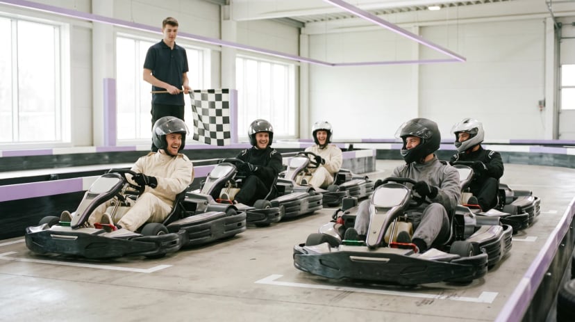 Gruppe fährt Gokart-Rennen auf einer Kartbahn in Bonn