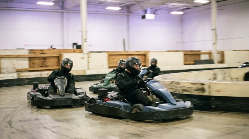 Gruppe fährt Gokart-Rennen auf einer Kartbahn in Düsseldorf