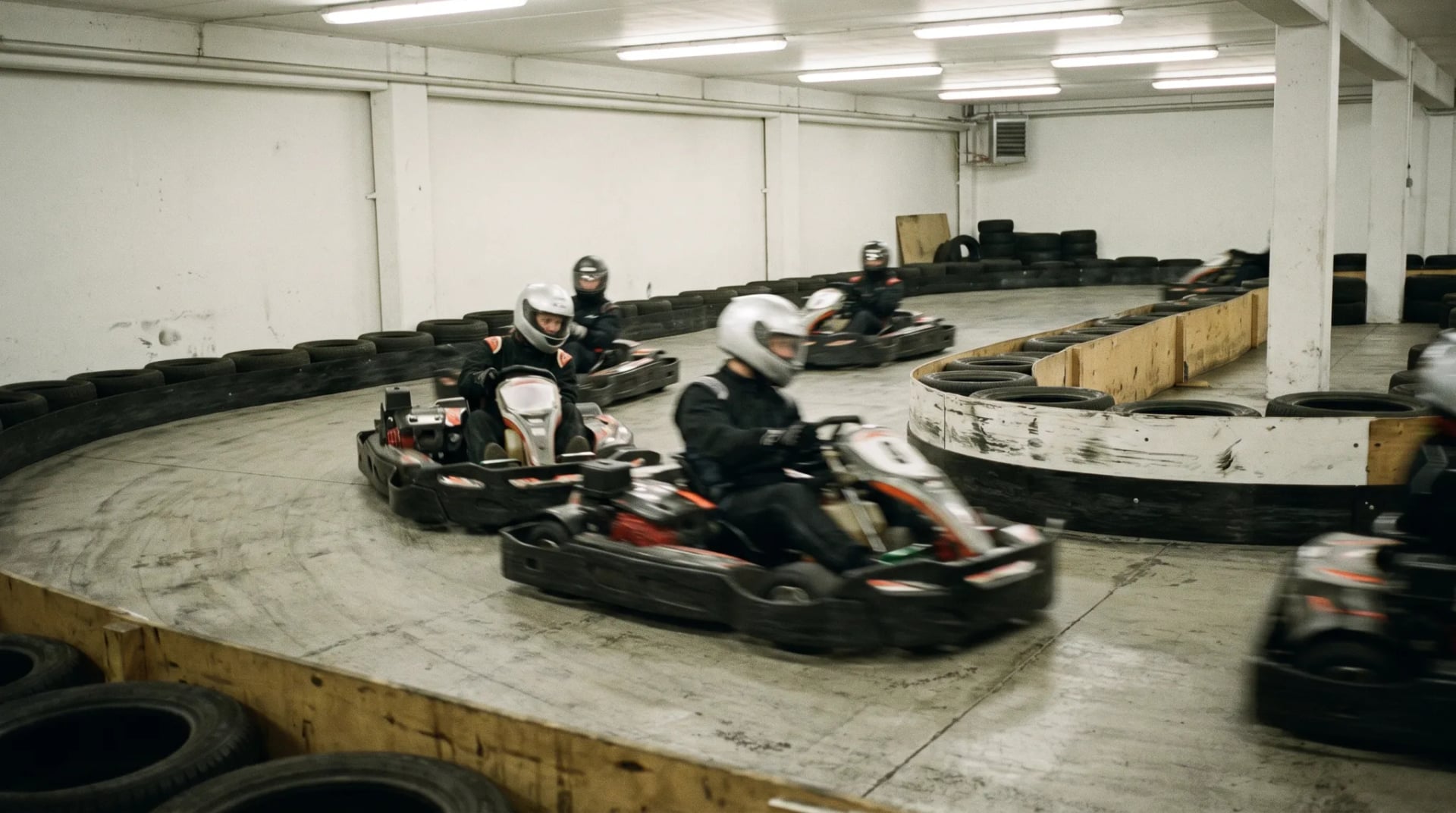 Gruppe fährt Gokart-Rennen auf einer Indoor-Kartbahn