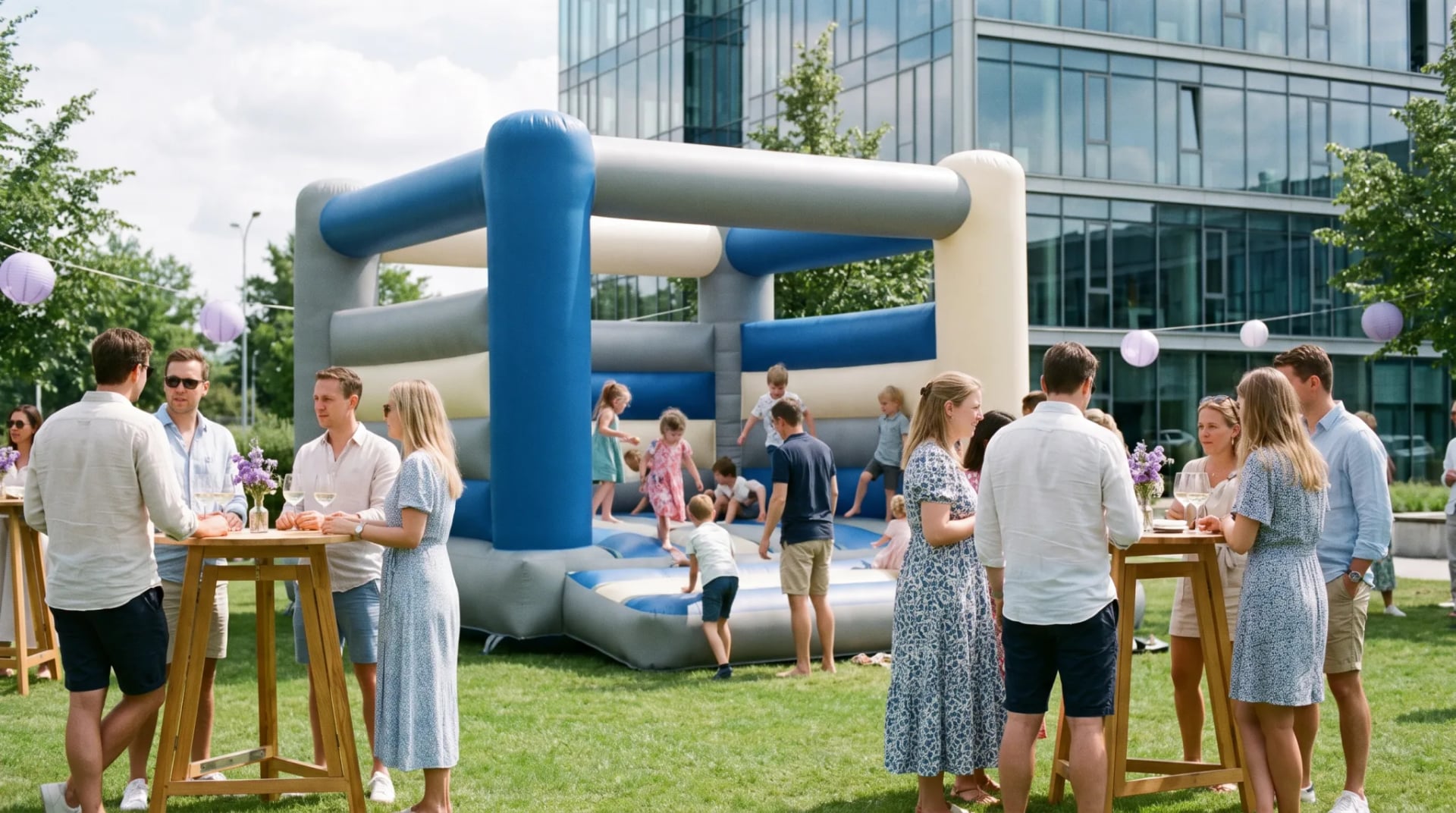 Kinder springen auf einer bunten Hüpfburg im Garten bei einer Feier in Düsseldorf