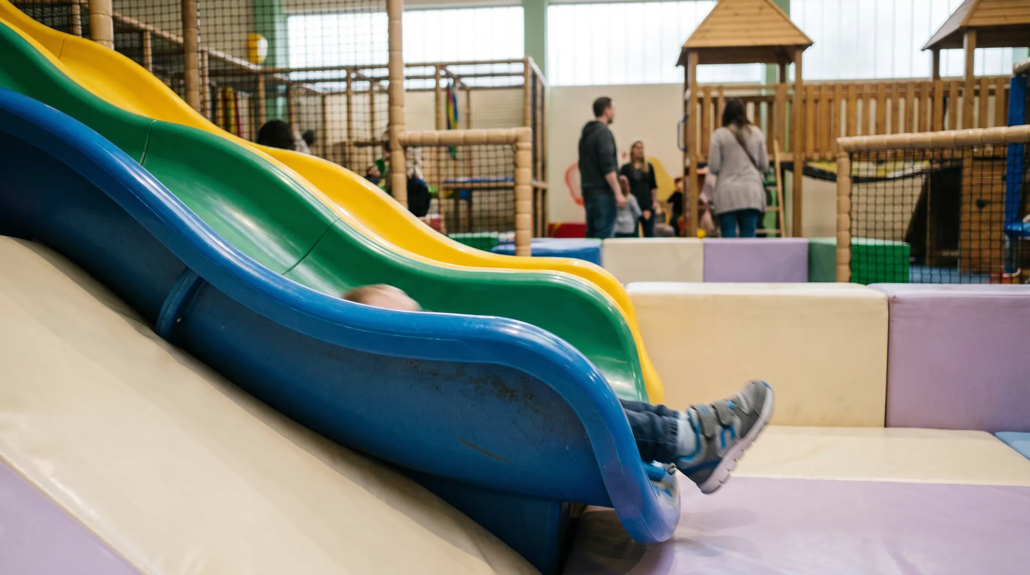 Kinder klettern und toben im Indoorspielplatz in Bonn