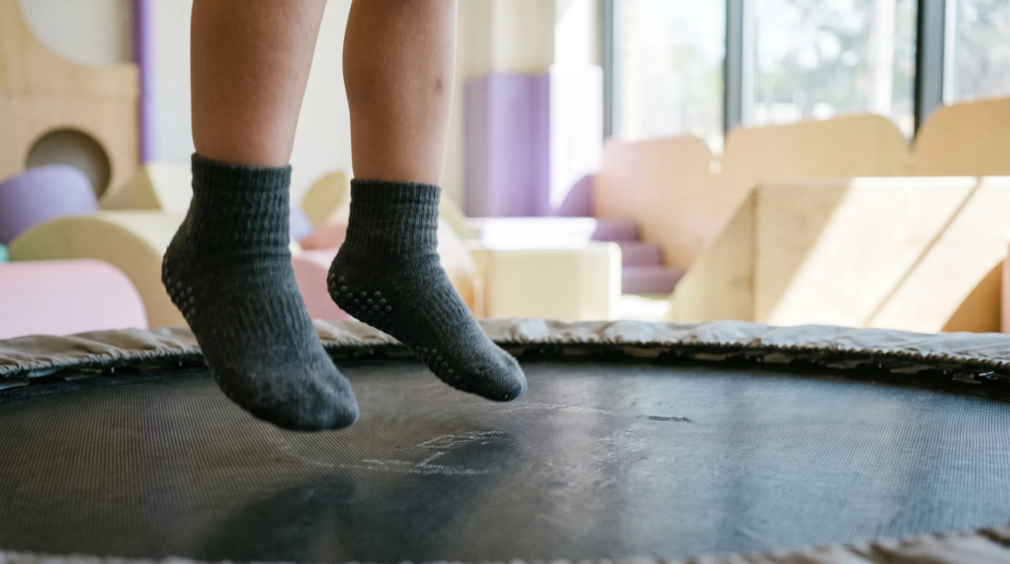 Kinderhände greifen bunte Bälle in einem Bällebad in Düsseldorf