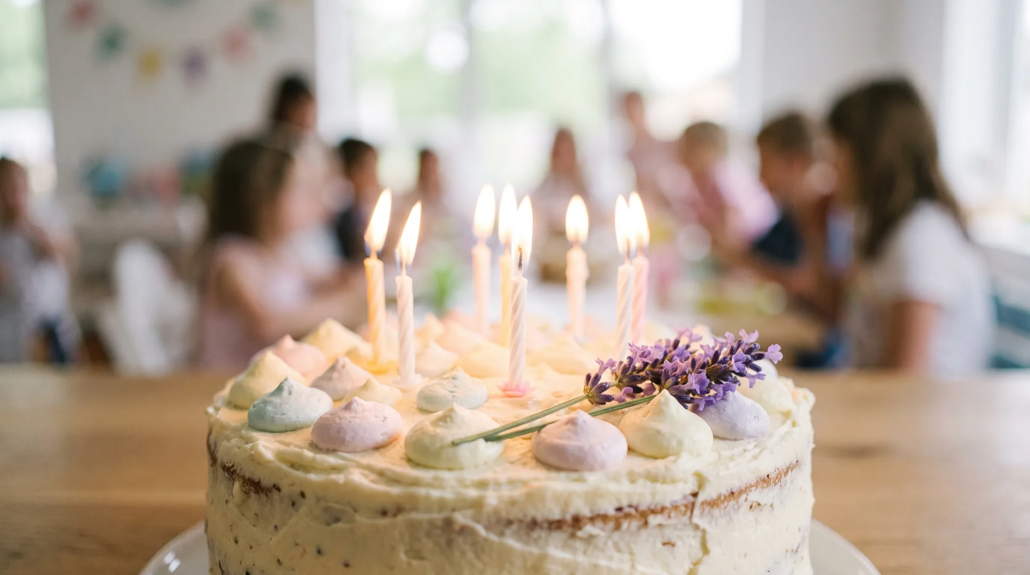 Kinder toben beim Kindergeburtstag in Köln in einer bunten Indoor-Location