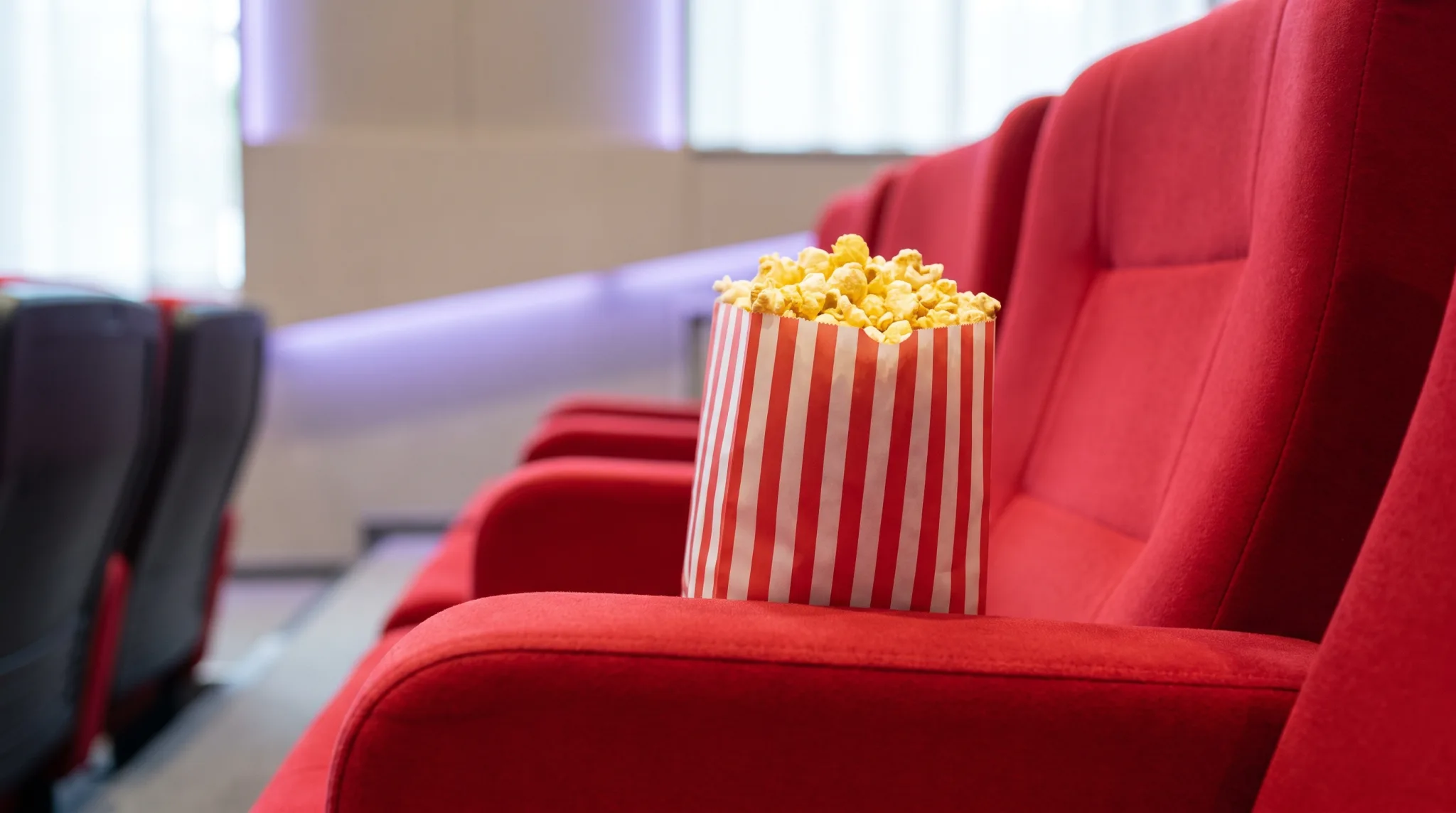 Kinosessel und Popcorn in einem gemieteten Kinosaal in Köln