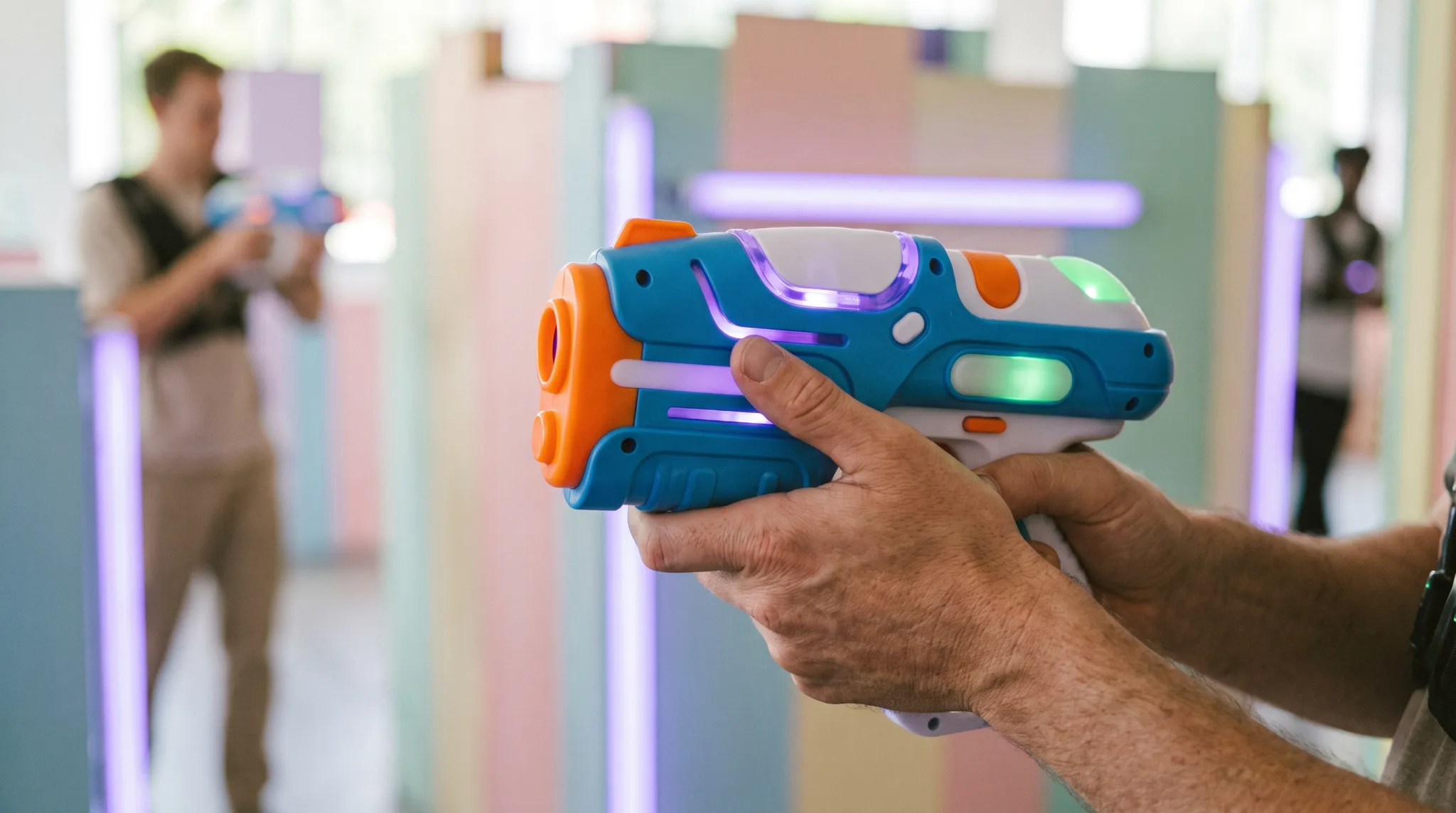 Leuchtender Lasertag-Phaser mit Weste in einer Arena in Düsseldorf