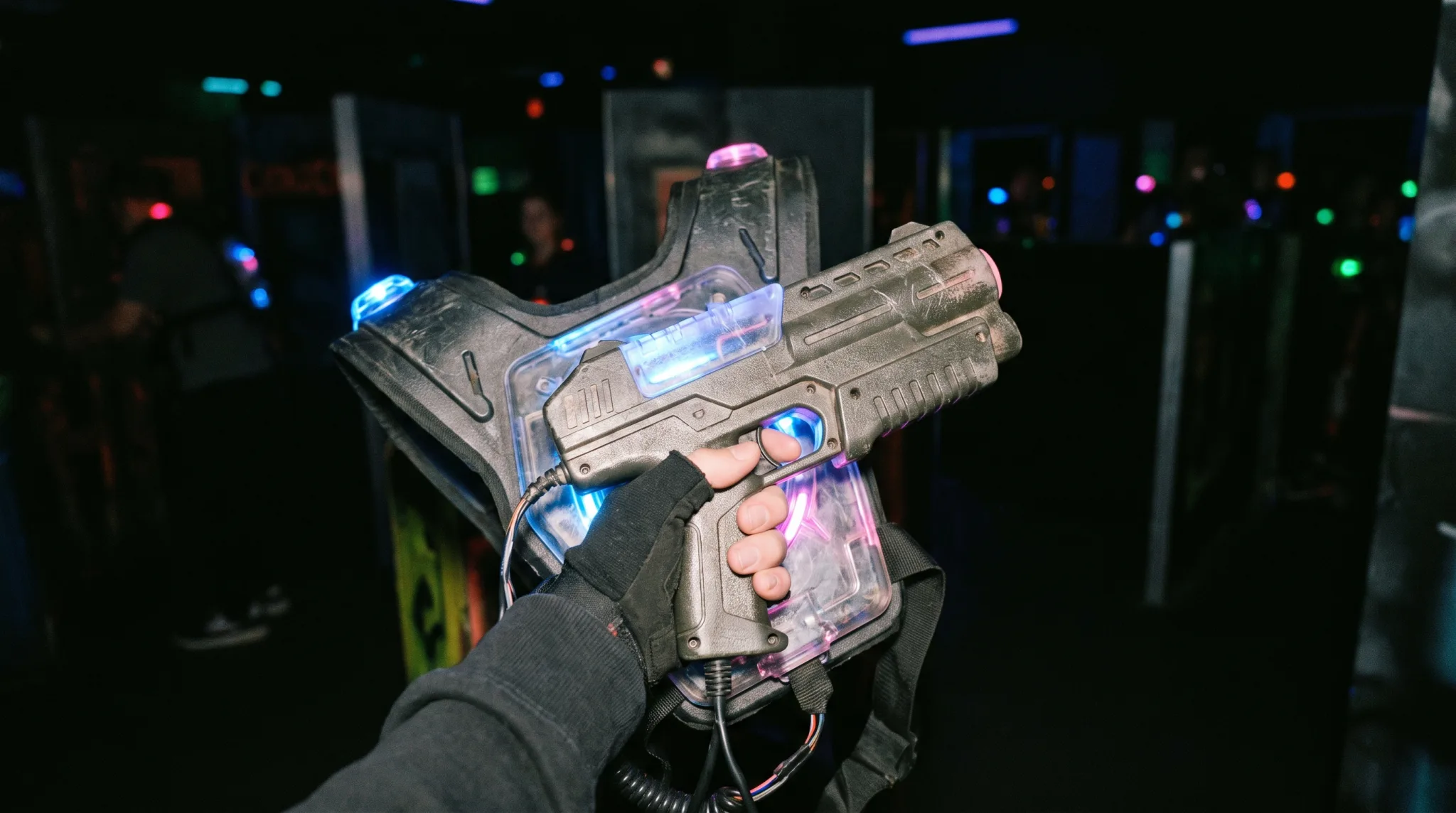 Leuchtender Lasertag-Phaser mit Weste in der Arena