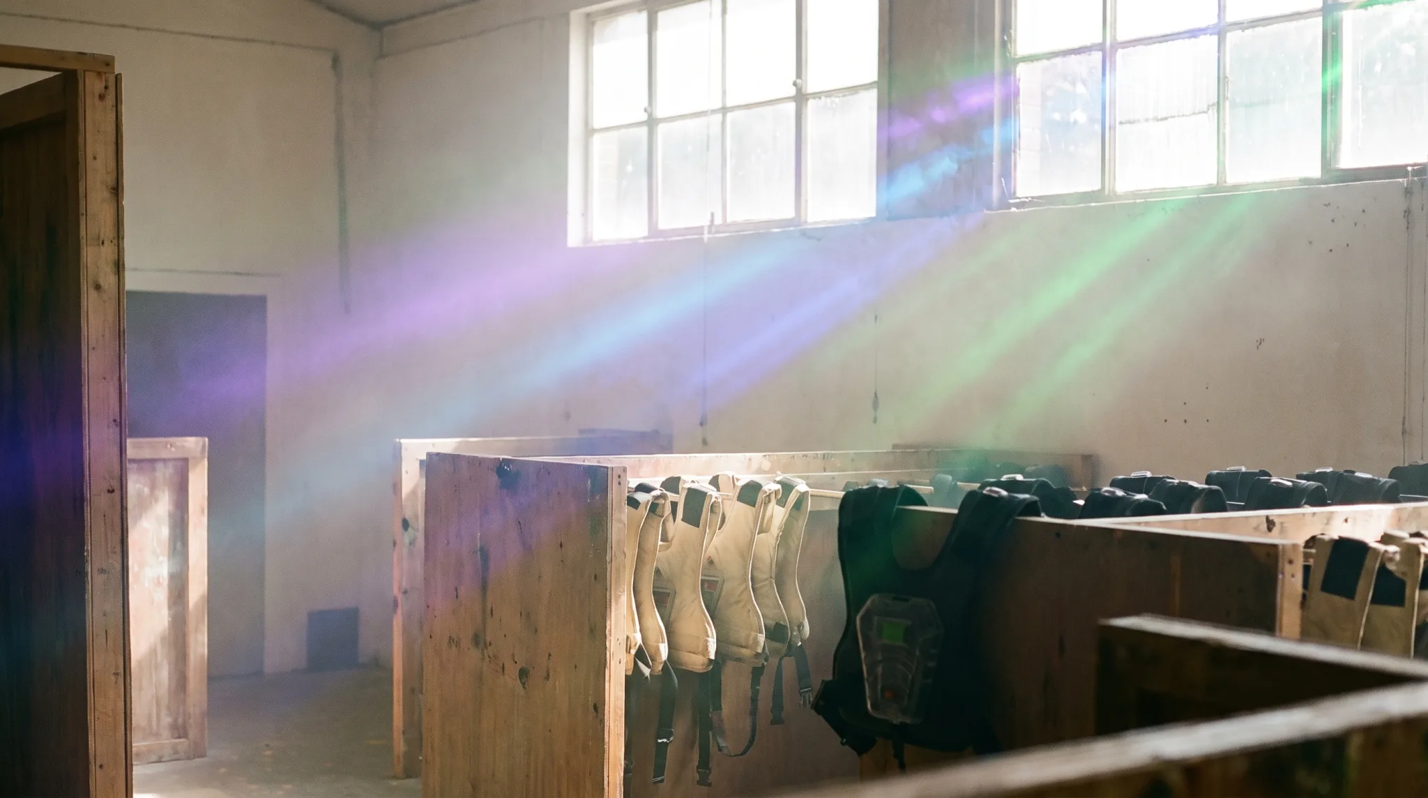 Leuchtender Lasertag-Phaser mit Weste in der Arena in Siegburg