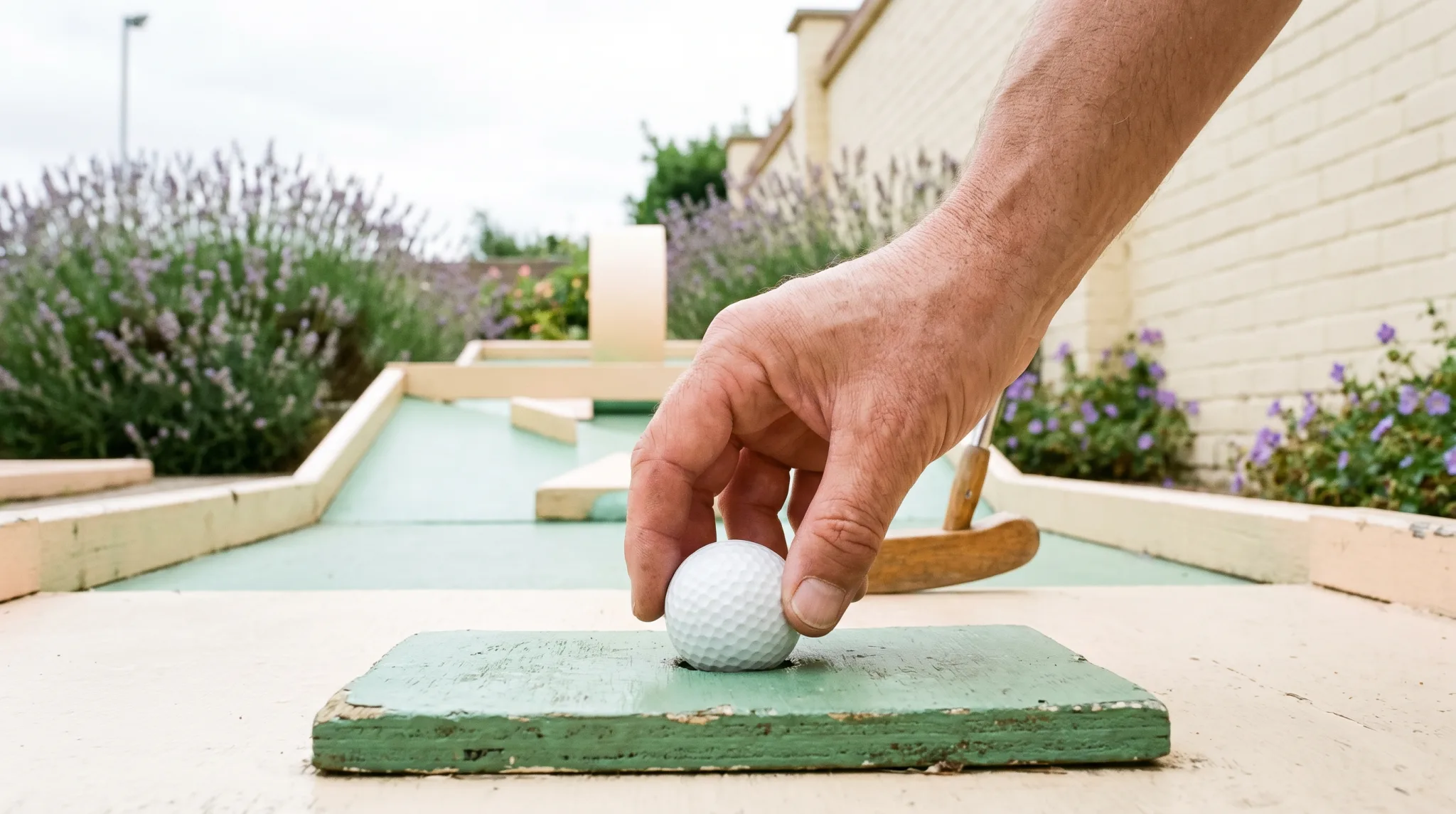 Bunter Minigolfball rollt am Loch vorbei bei einer Minigolfrunde in Siegburg