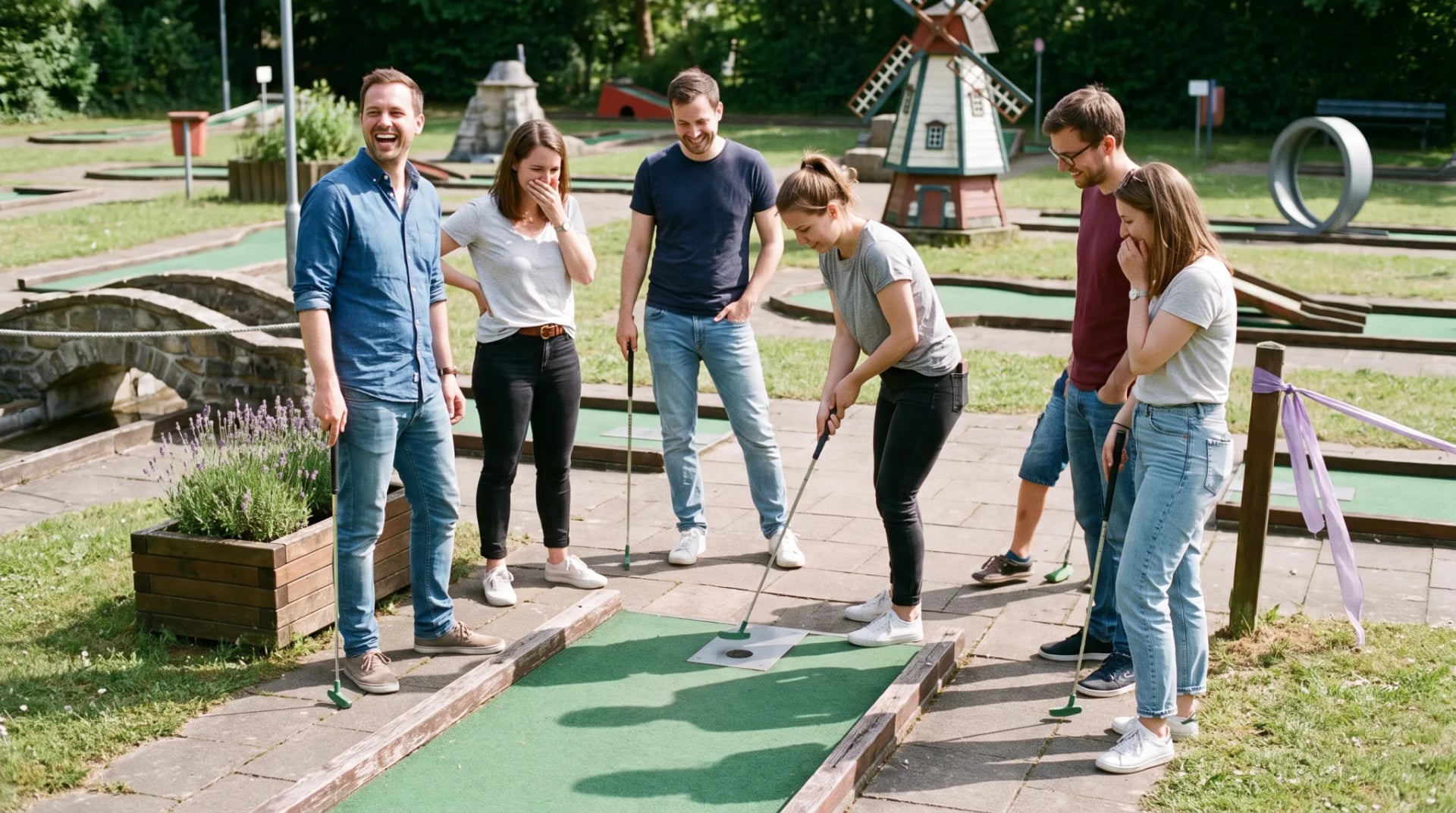 Freunde spielen gemeinsam Minigolf bei einem Teamevent in Siegburg