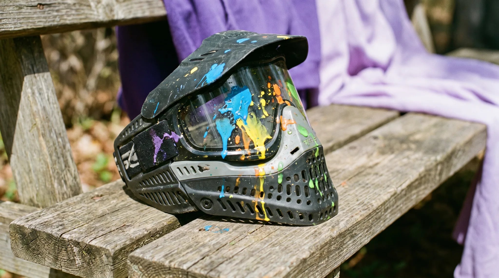 Nahaufnahme von Paintball-Ausrüstung mit Schutzmaske und Markierer in Köln