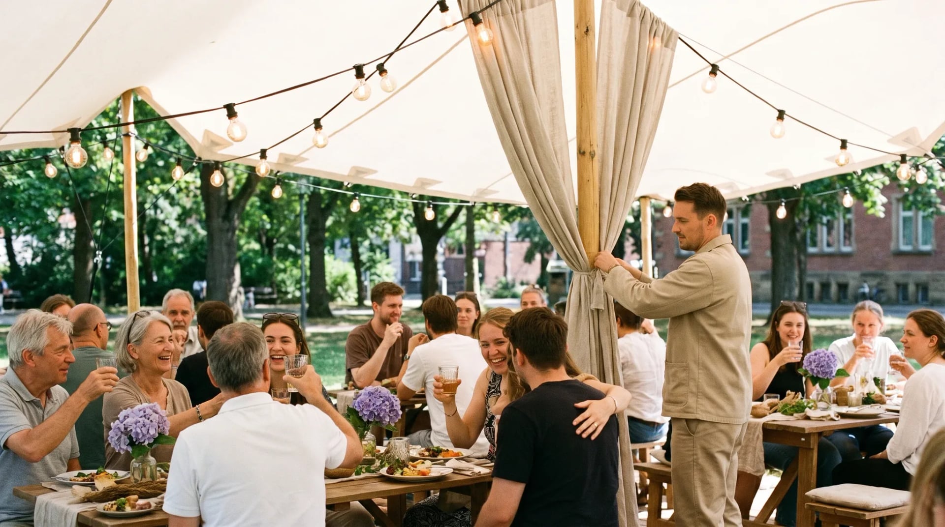 Gruppe feiert ausgelassen unter einem großen weißen Partyzelt in Heilbronn bei goldenem Nachmittagslicht