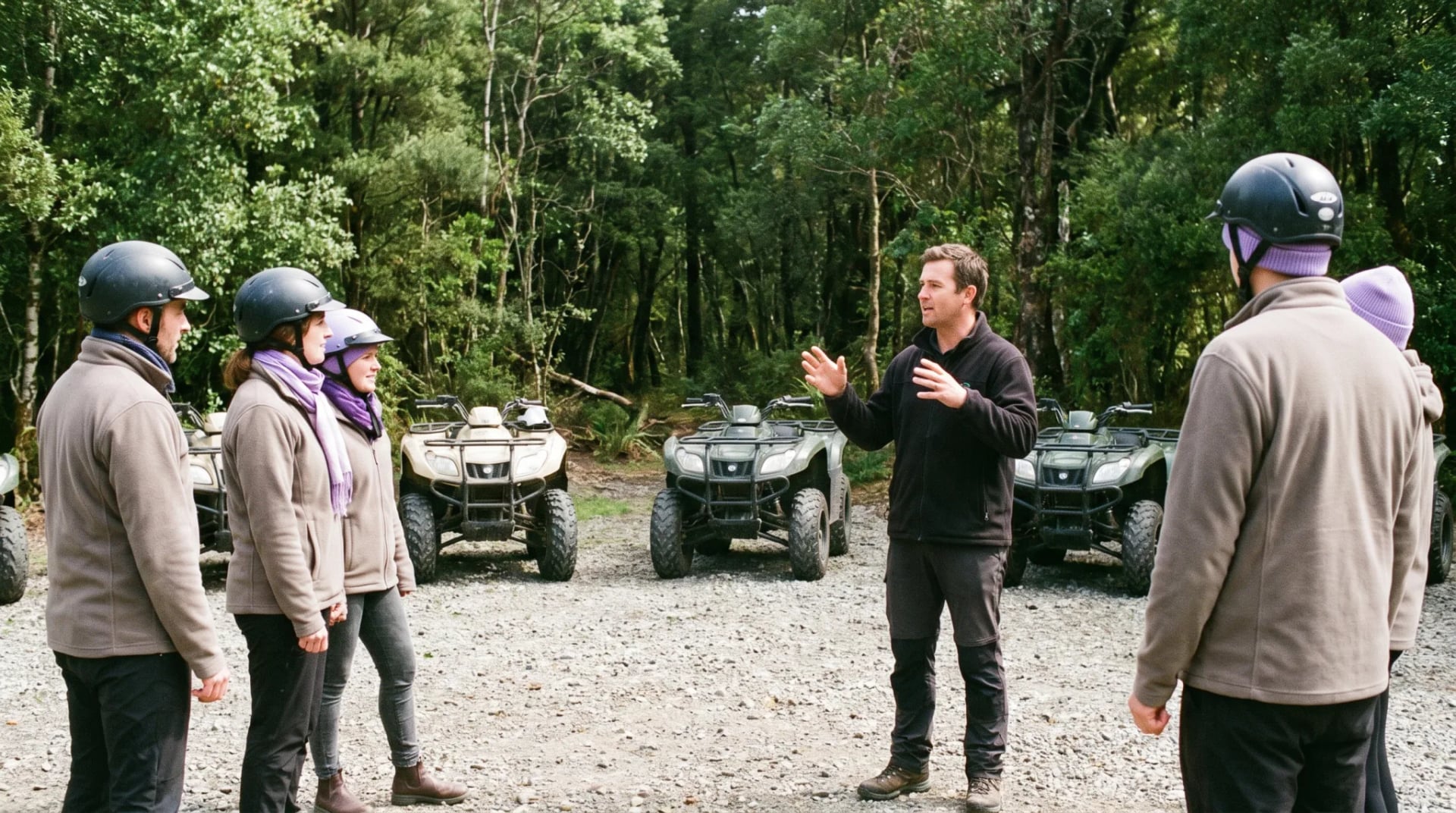 Gruppe auf geführter Quad-Tour ab Düsseldorf fährt über einen matschigen Waldweg im Bergischen Land