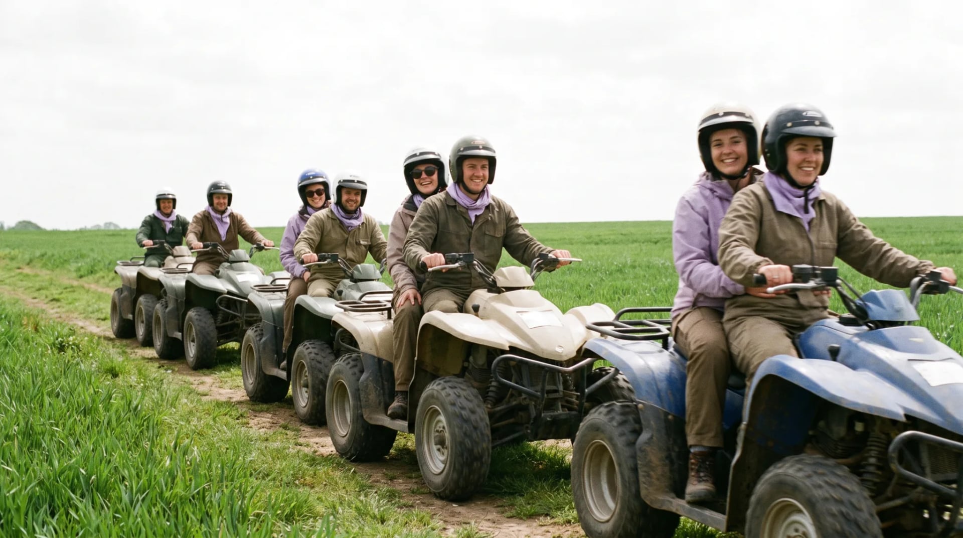 Gruppe auf geführter Quad-Tour im Umland von Köln fährt über einen Feldweg