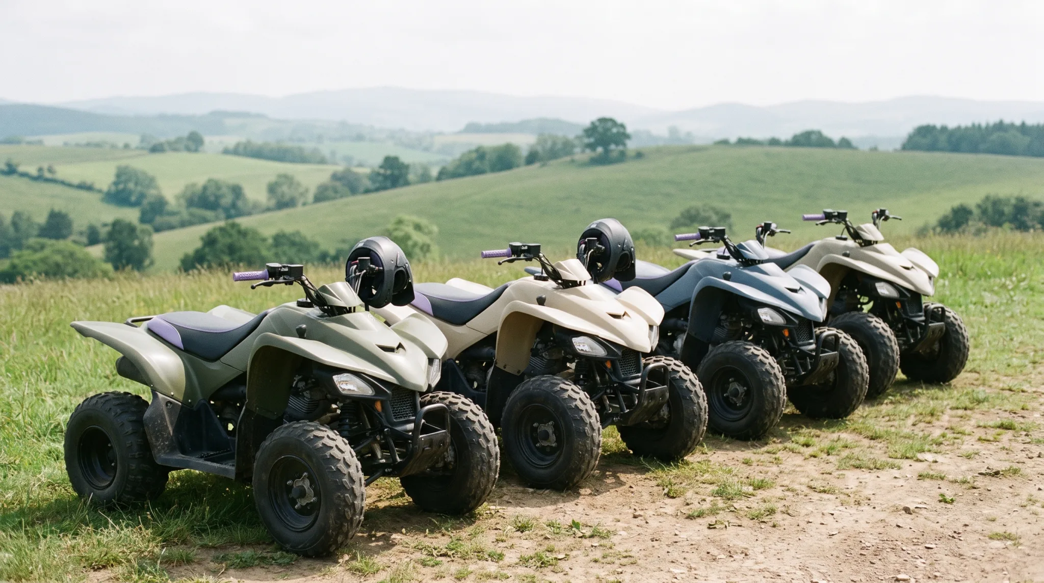 Behandschuhte Hand am schlammigen Lenker eines Quads im Gelände bei Siegburg