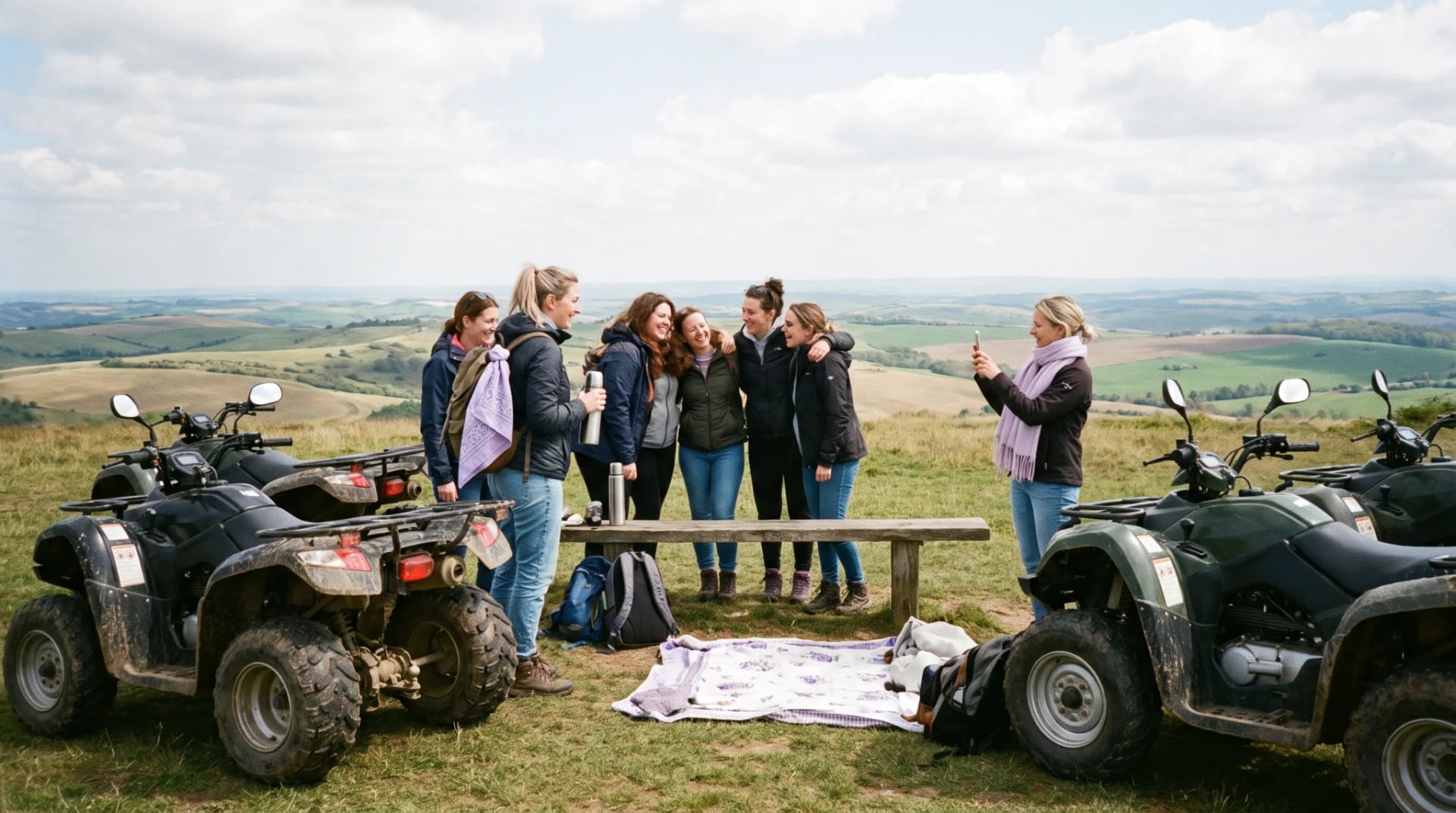 Gruppe auf geführter Quad-Tour fährt über einen matschigen Feldweg bei Siegburg