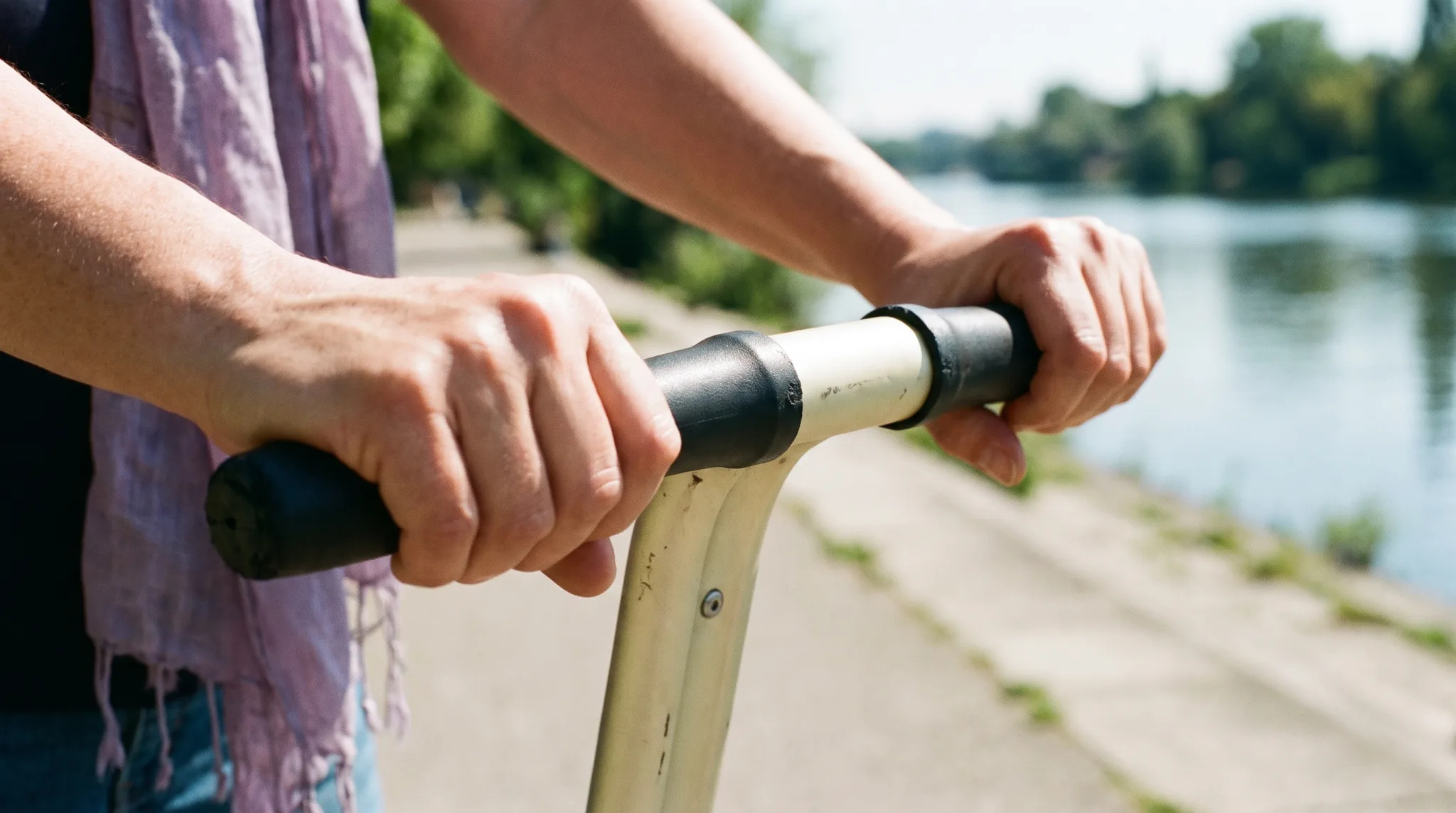 Segway mit Lenker und Sicherheitsausrüstung für eine Tour in Köln