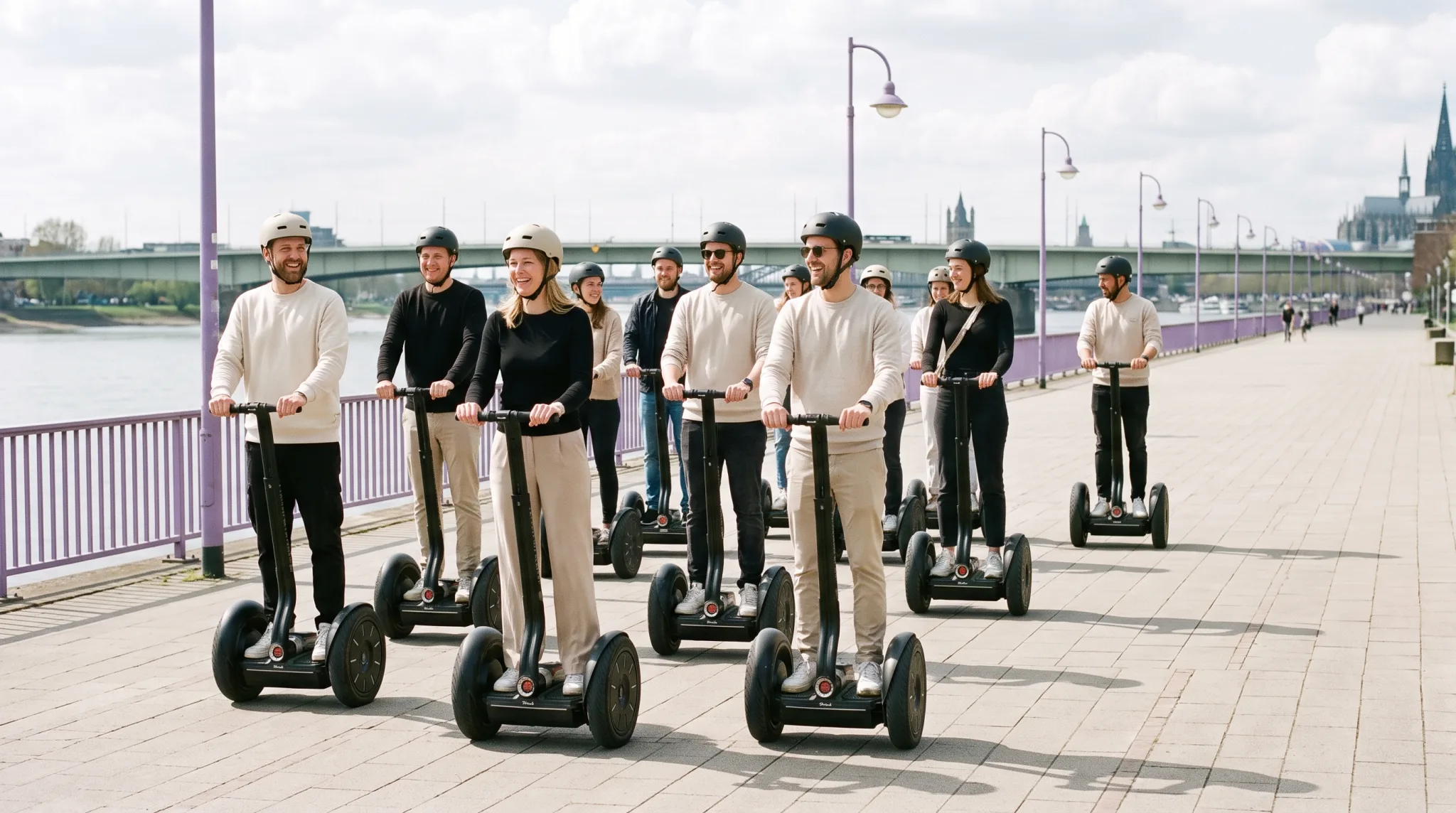 Gruppe fährt eine Segway Tour am Rheinufer in Köln