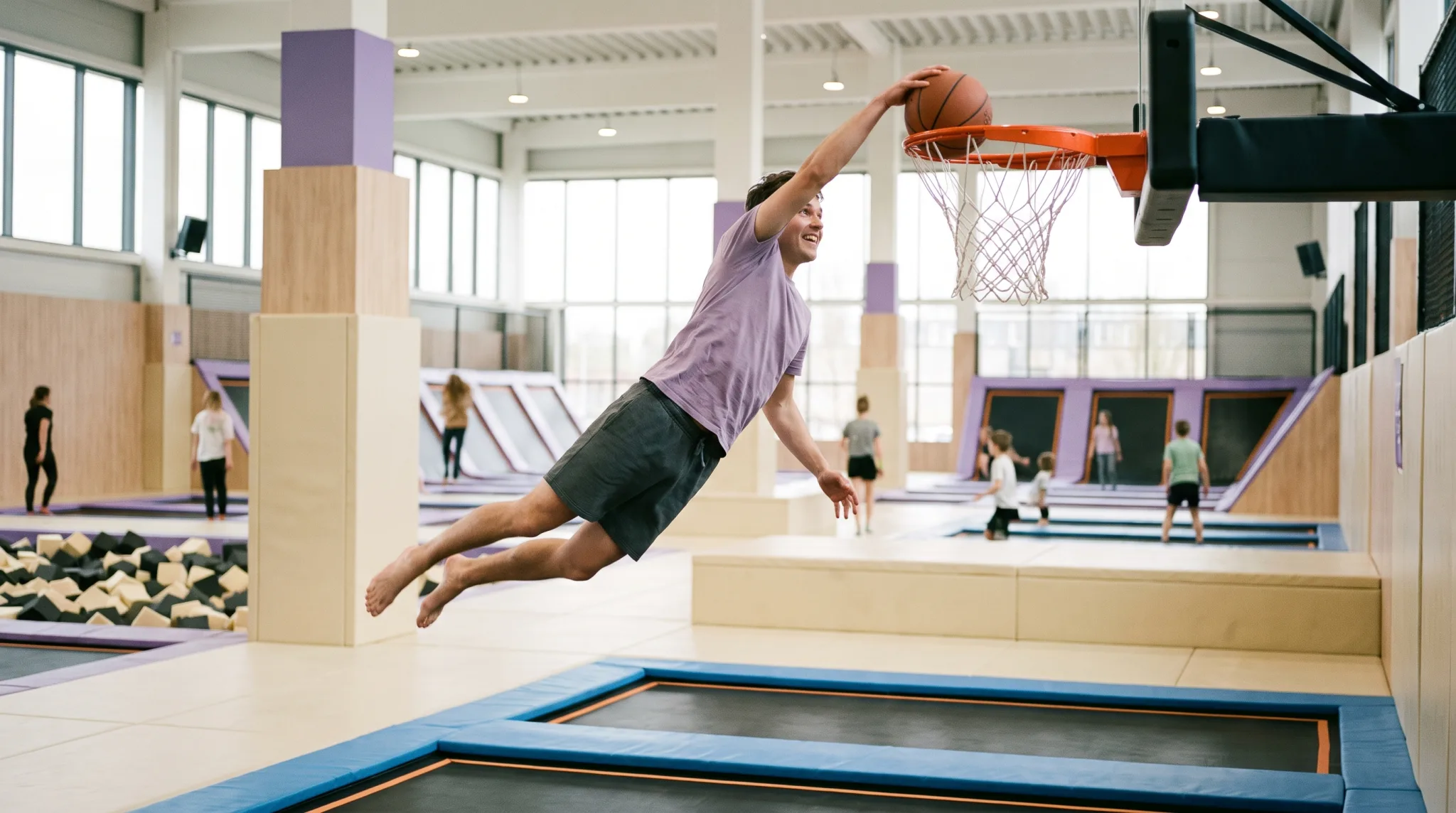 Füße in Sprungsocken auf der Sprungfläche eines Trampolins in Bonn