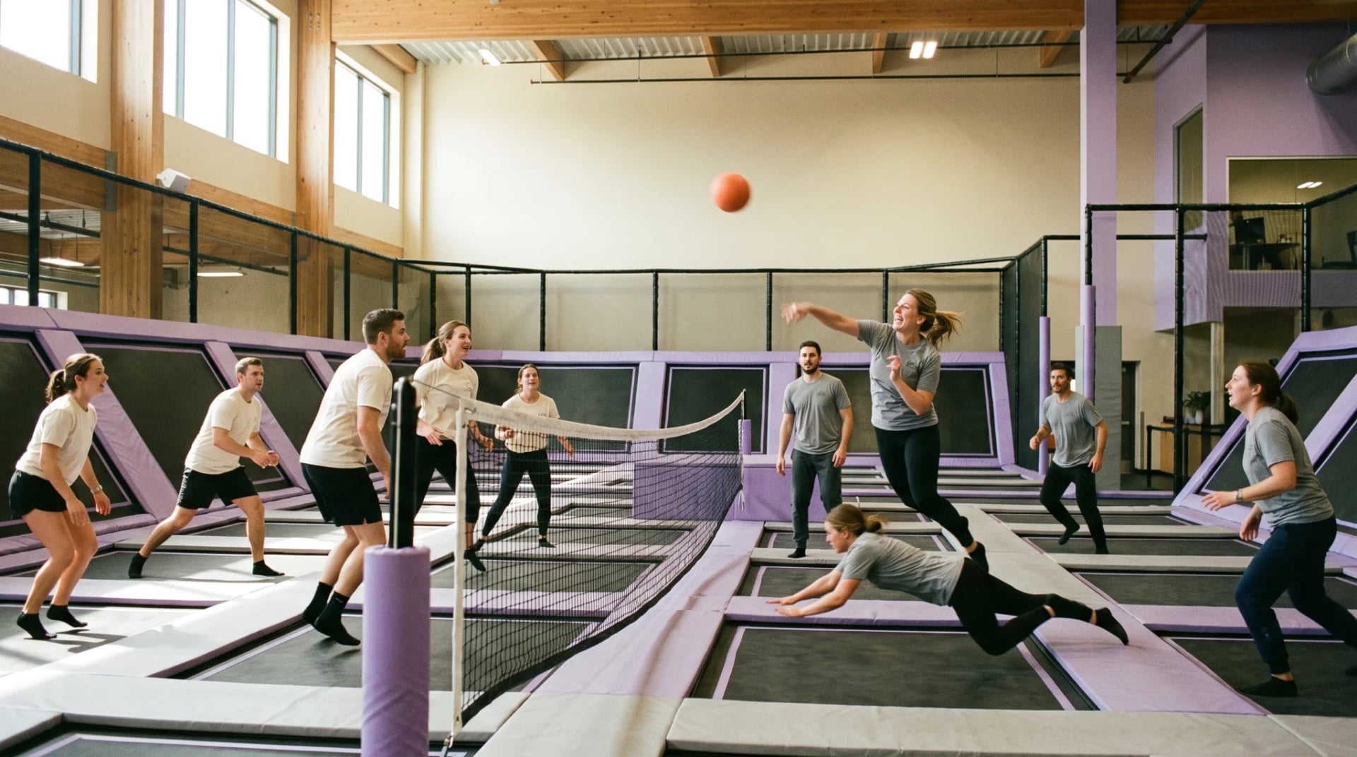 Gruppe springt und lacht in einem Trampolinpark in Düsseldorf