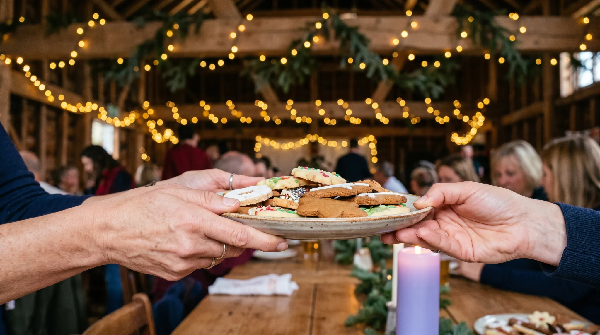 Festlich gedeckter Tisch mit Weihnachtsdeko und Glühwein für eine Firmenweihnachtsfeier in Siegburg