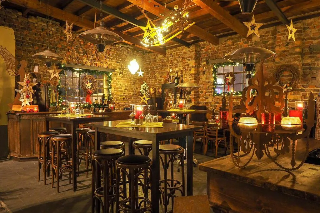 Charmantes Weingut mit Gewölberaum und gedeckter Tafel als Eventlocation